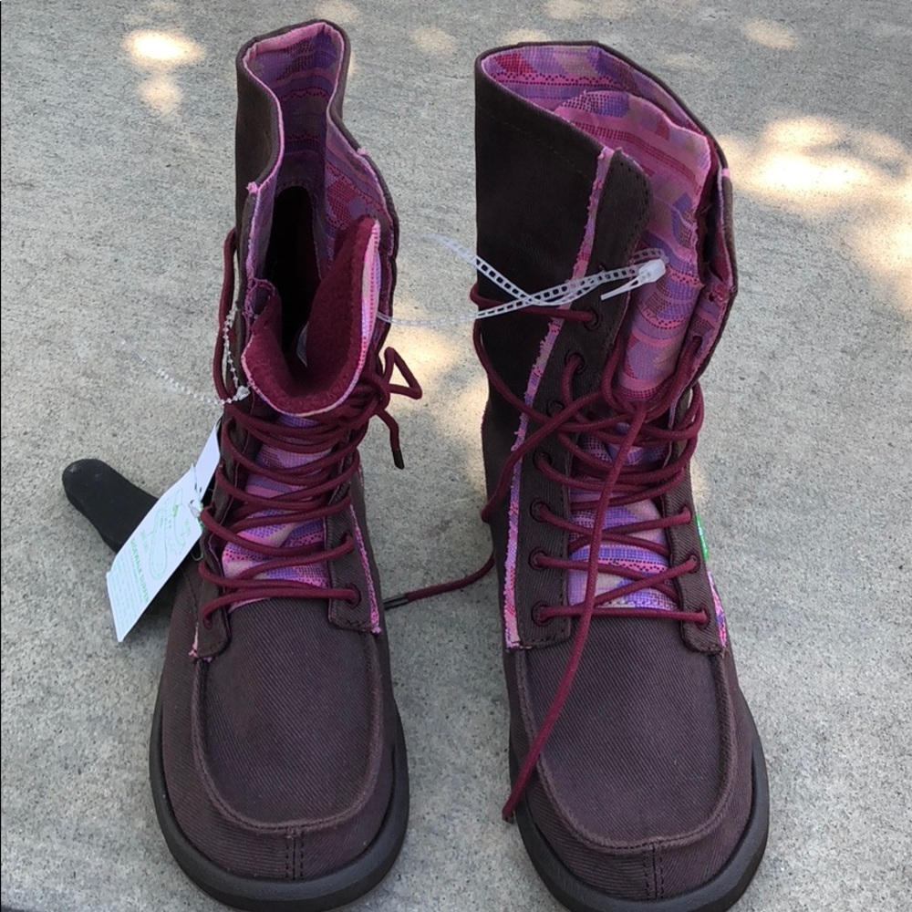 Lace up sanuk boots